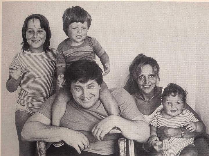 
	Pierangelo Bertoli con la moglie Bruna e i&nbsp;figli

