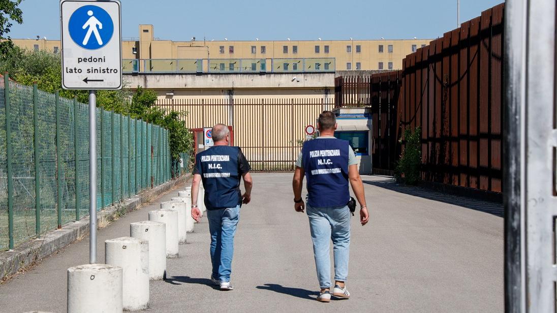 Prato, ora la droga e i cellulari vengono lanciati ai detenuti in carcere con fionda e filo da pesca