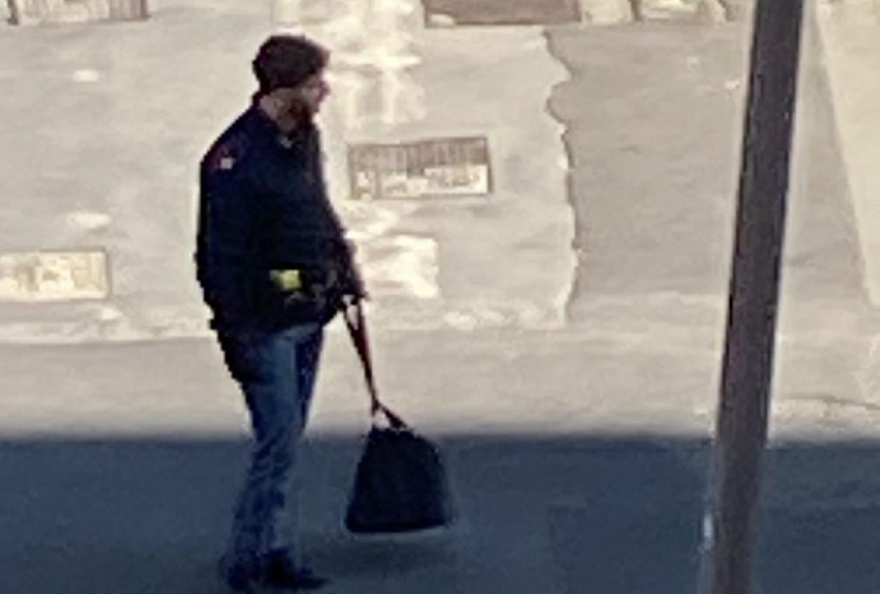 
	La borsa recuperata dalla polizia

