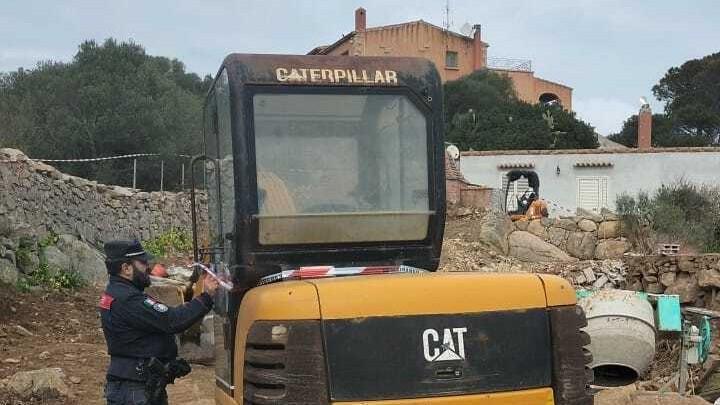 Abusi edilizi in zona protetta nel parco di La Maddalena: una denuncia