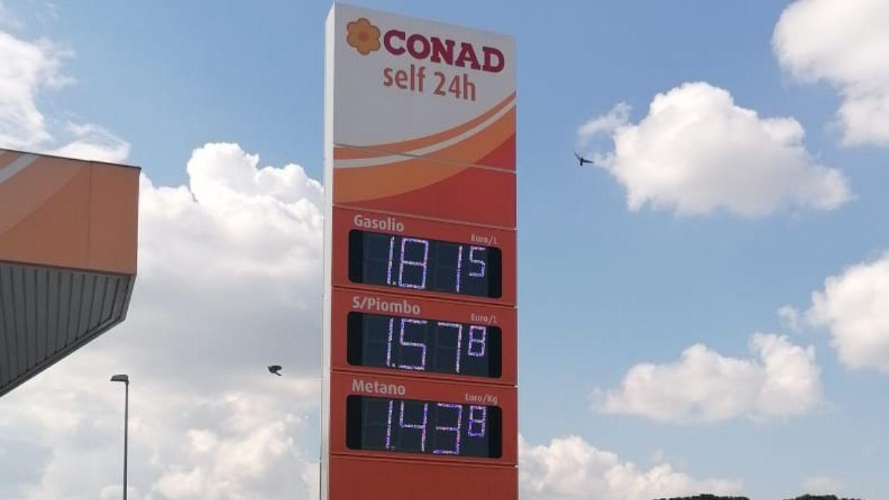 Il listino prezzi del 23 marzo fuori dall’impianto di Conad