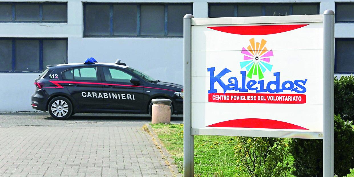 Ragazzino prende a calci una bicicletta, il proprietario si lamenta e viene colpito con un pugno