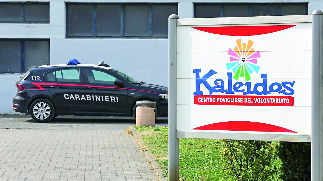 Ragazzino prende a calci una bicicletta, il proprietario si lamenta e viene colpito con un pugno