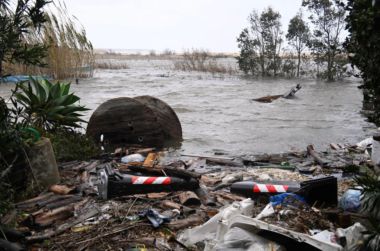 Detriti nella foce del Cedrino dopo il ciclone Harry