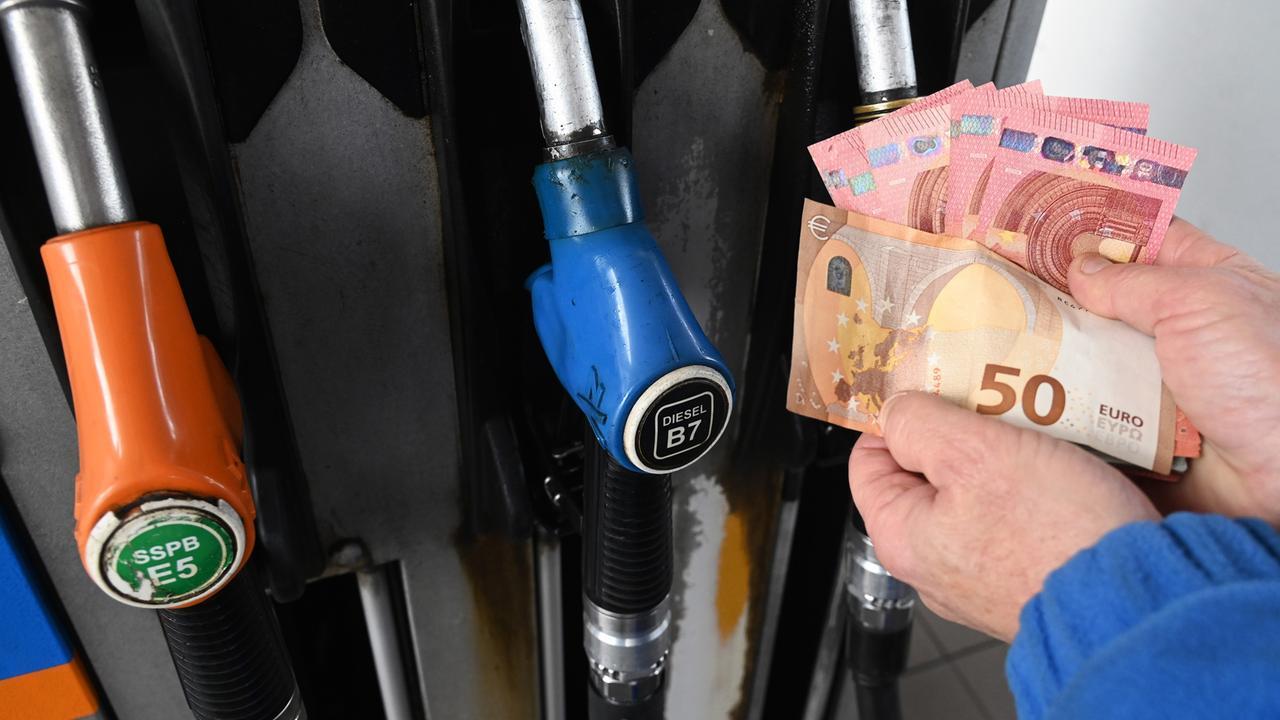 Taglio delle accise, il prezzo dei carburanti continua a salire: il diesel è alle stelle – I dati regionali