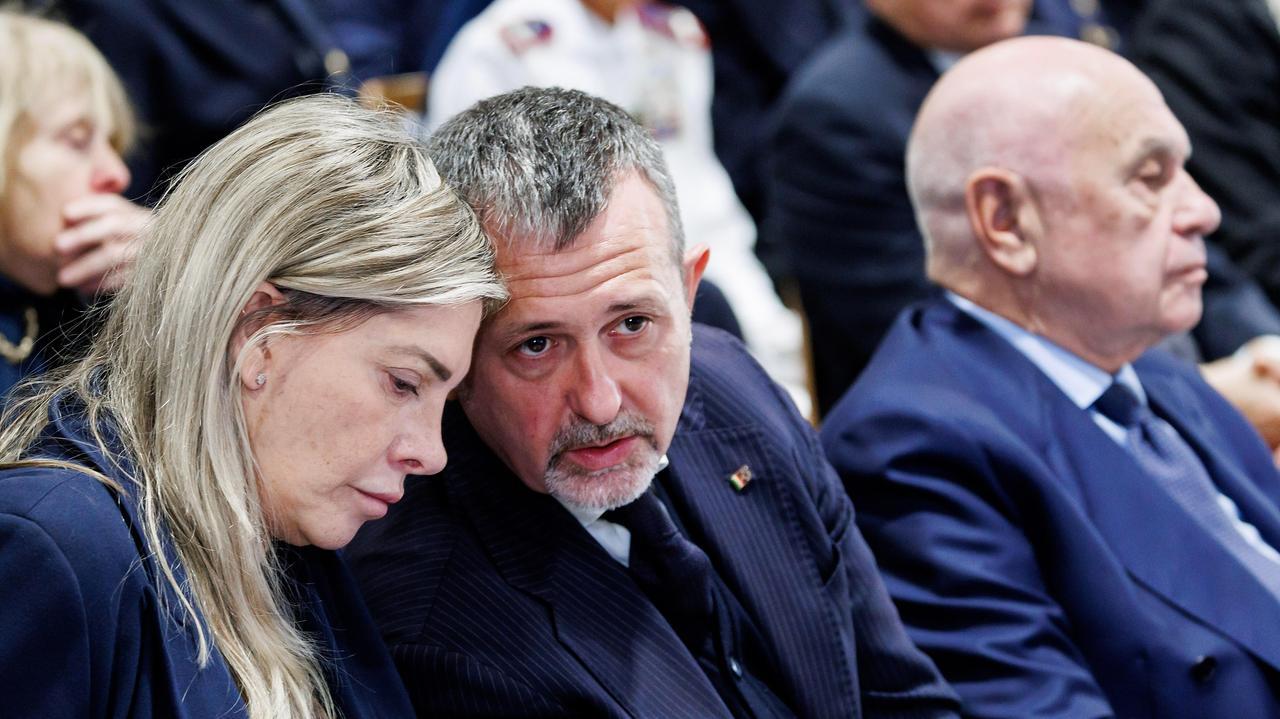 Governo, si dimettono il sottosegretario Delmastro e la capo gabinetto Bartolozzi