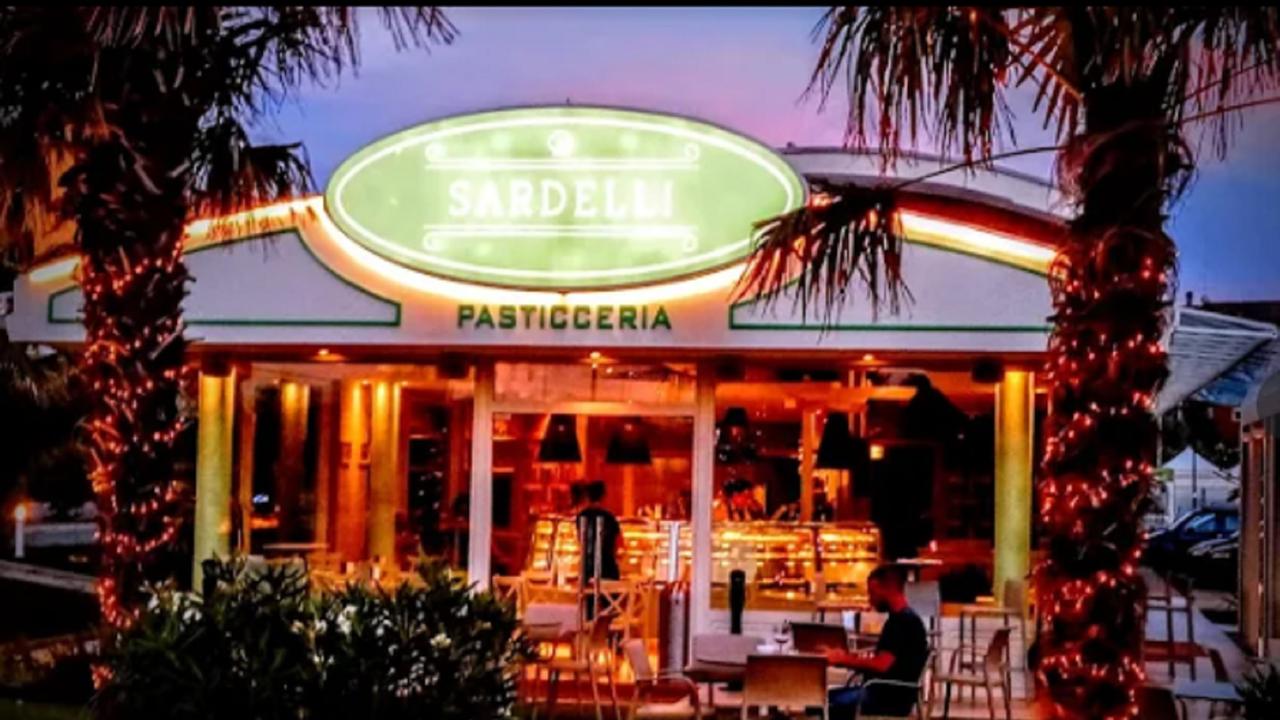 Il bar-pasticceria Sardelli della Leccia (foto d'archivio)