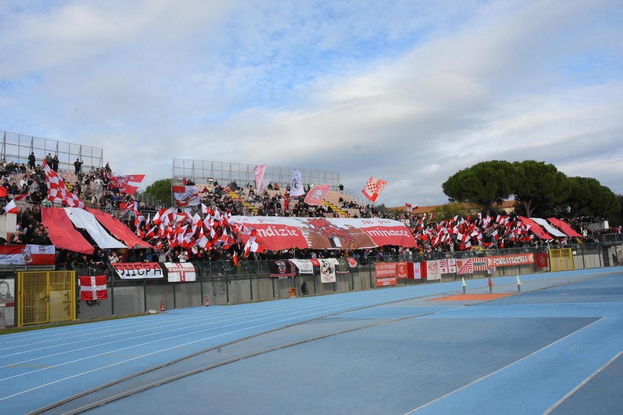 
	La curva biancorossa nel match d'andata (foto Agenzia Bf)

