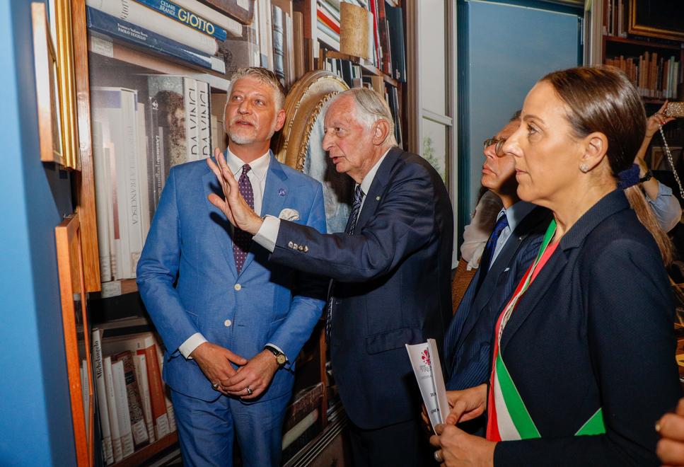 Il ministro Alessandro Giuli durante una visita a Firenze; a lato la sindaca