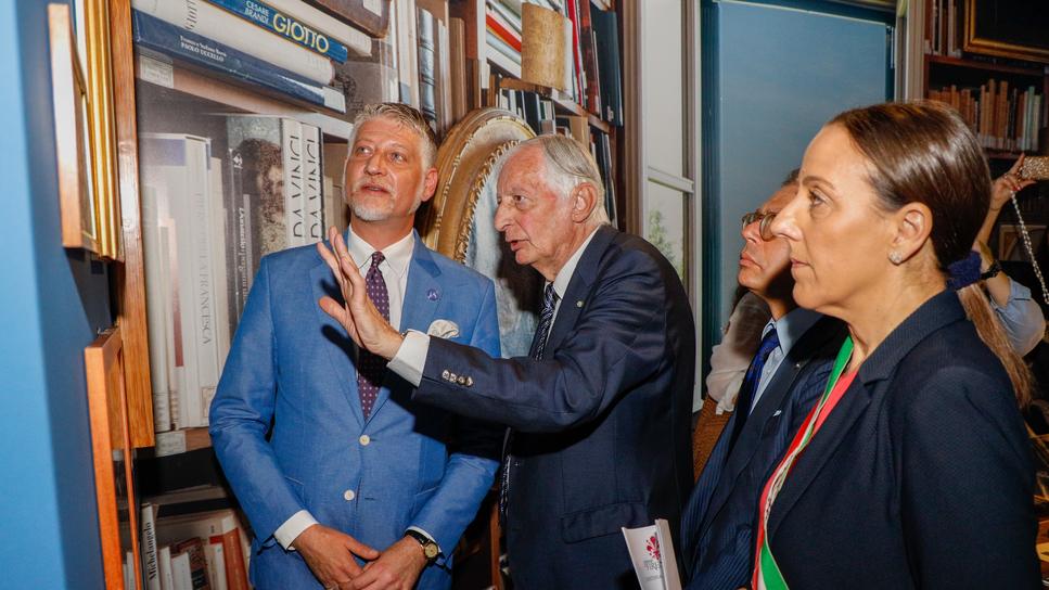 Il ministro Alessandro Giuli durante una visita a Firenze; a lato la sindaca