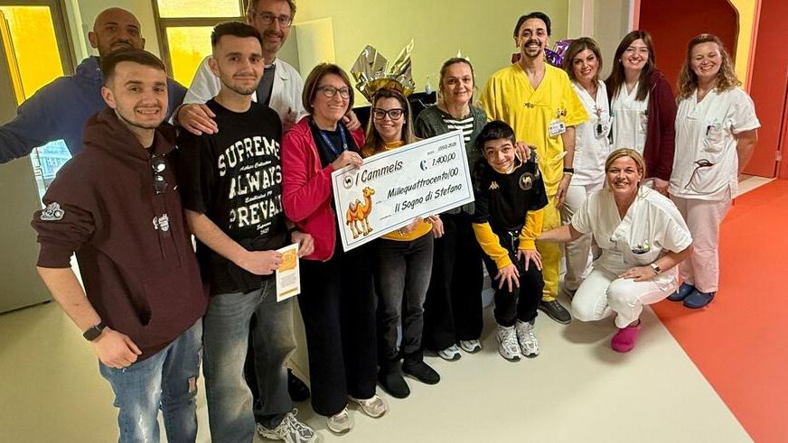 Lorenzo ha 14 anni e una malattia rara: il suo addio al calcio ispira la solidarietà della squadra dei “cammelli”