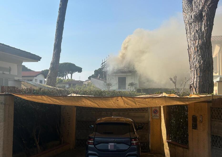 Forte dei Marmi, fiamme dal cantiere in una casa nel quartiere vip. Paolo Brosio: «È il secondo episodio, c’è paura»