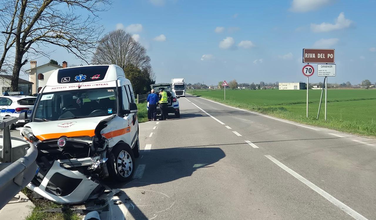 Guida per i trasporti sociali di Copparo ma è senza patente dal 2017. Fa un incidente e viene scoperto