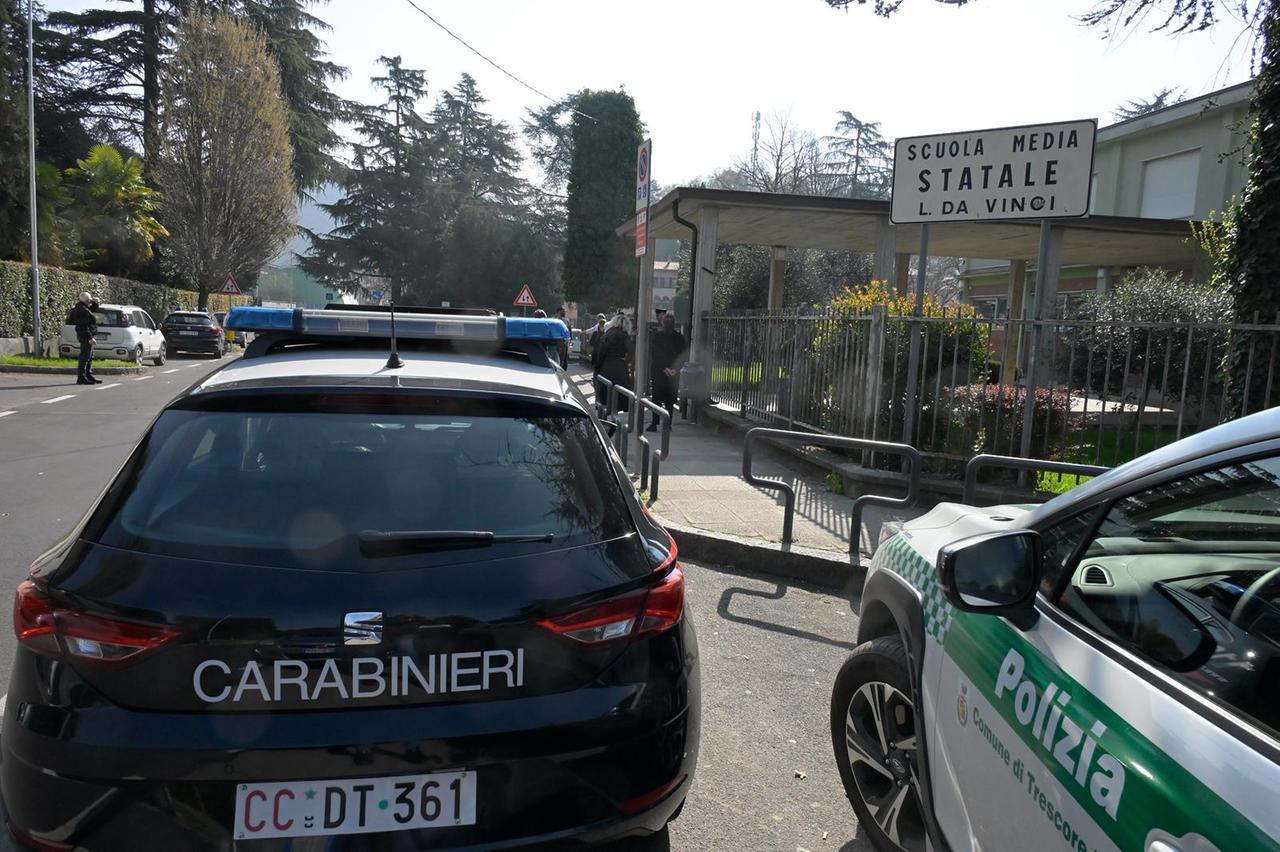 Studente di 13 anni accoltella l’insegnante a scuola: trasportata in ospedale, è grave