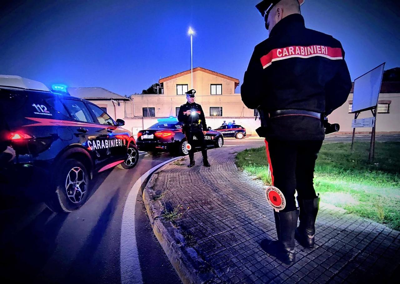 Guida in stato di ebbrezza, senza patente e con la droga in auto: raffica di denunce