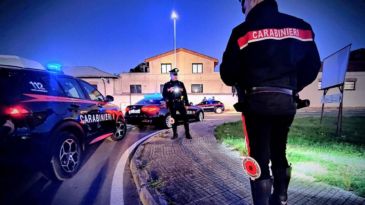 Guida in stato di ebbrezza, senza patente e con la droga in auto: raffica di denunce