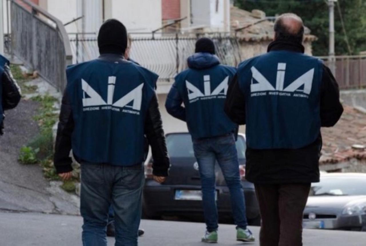 Immobili e auto di lusso per 8 milioni di euro sequestrati a 5 indagati per narcotraffico: c’è anche l’uomo che aiutò il boss Marco Raduano a evadere