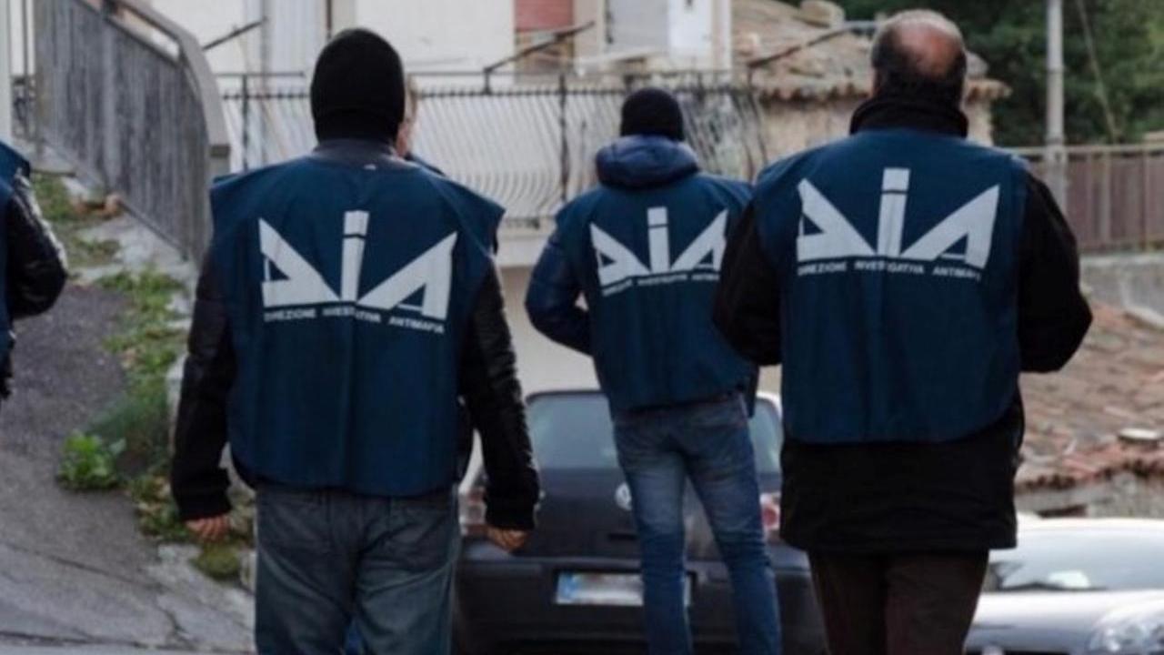 Immobili e auto di lusso per 8 milioni di euro sequestrati a 5 indagati per narcotraffico: c’è anche l’uomo che aiutò il boss Marco Raduano a evadere