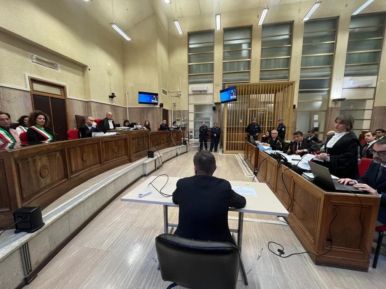 Duplice omicidio dei genitori, in aula il fratello dell’imputato: «Si era indebitato, aveva fatto fallire il market di famiglia»