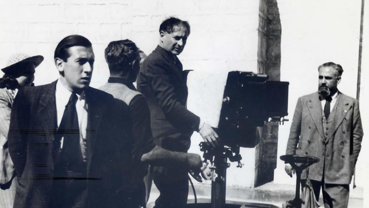 Antonio Simon Mossa nel ruolo di aiuto regista durante le riprese del film Bengasi