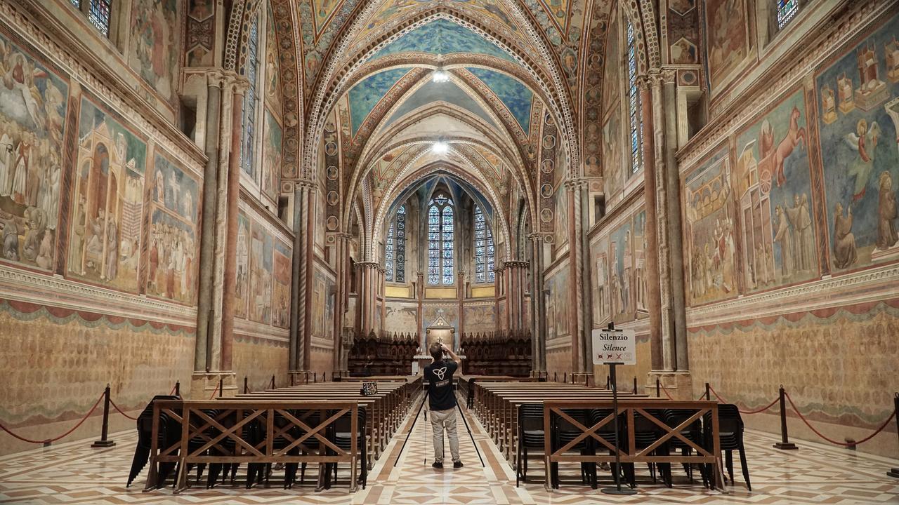 Haltadefinizione al lavoro nella Basilica di Assisi