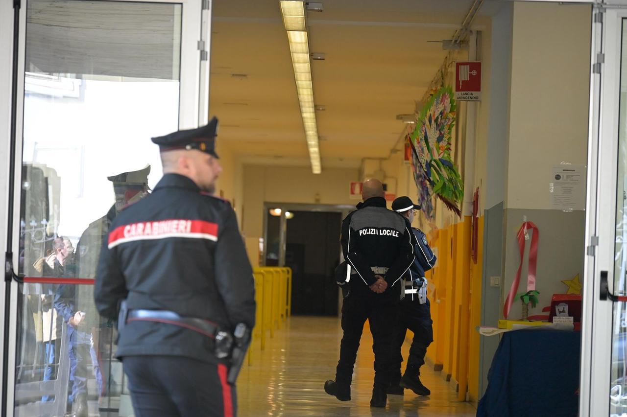 Docente accoltellata a scuola: colpita alla gola e al petto dallo studente di 13 anni che aveva anche una pistola