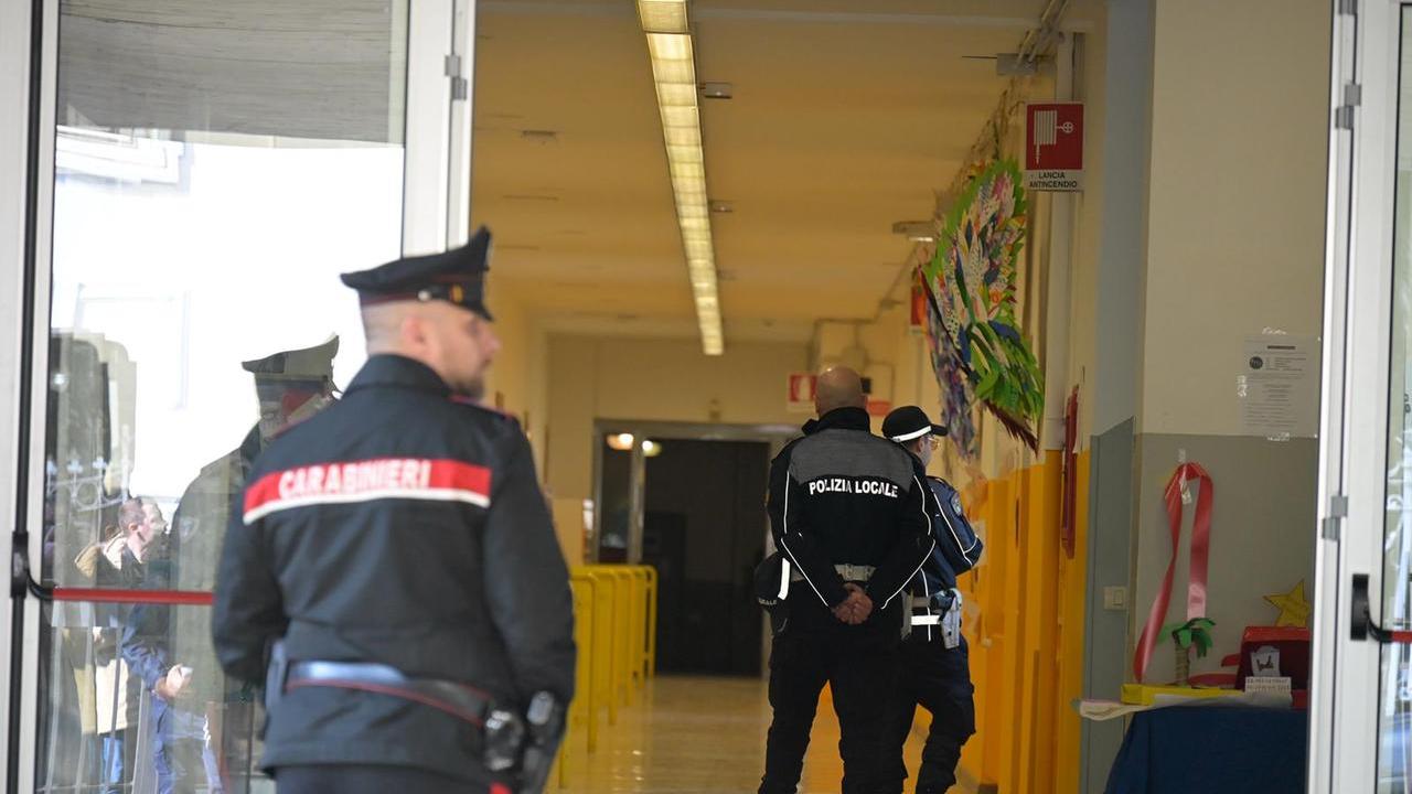 Docente accoltellata a scuola: colpita alla gola e al petto dallo studente di 13 anni che aveva anche una pistola