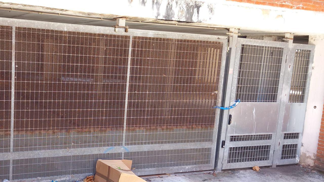 Il cancello chiuso con il lucchetto da quasi due anni