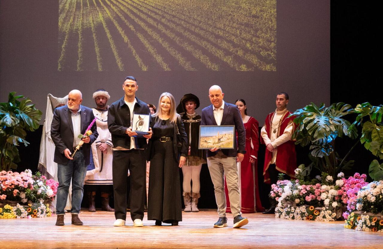 
	Daniel Tonoli riceve il premio Gianni Di Marzio al Gran Gal&agrave; dello Sport di Castiglion Fiorentino (Foto: Modena Calcio)

