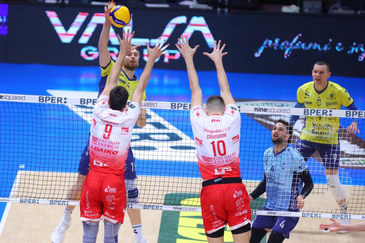 
	L&rsquo;opposto giallobl&ugrave; Paul Buchegger sfida il muro di Piacenza al PalaPanini (Foto: Modena Volley)

