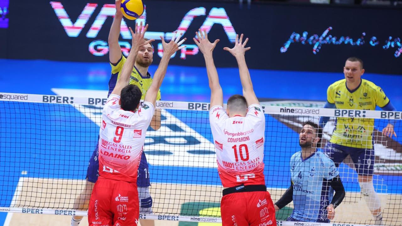 L’opposto gialloblù Paul Buchegger sfida il muro di Piacenza al PalaPanini (Foto: Modena Volley)