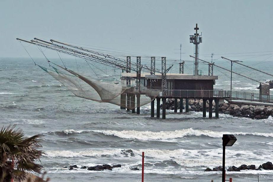 Vento forte e mare mosso: allerta gialla ai Lidi