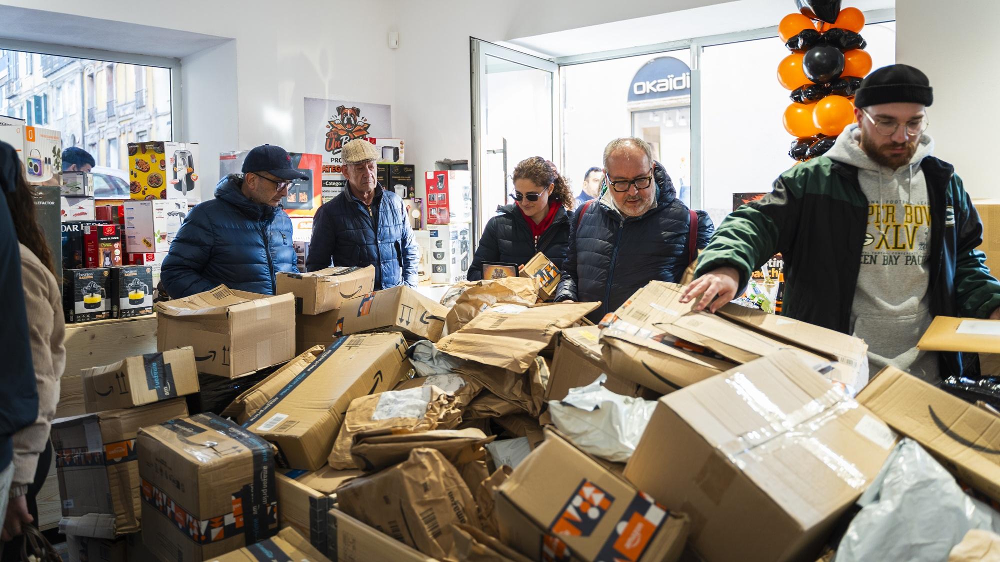 Pacchi Amazon venduti al chilo, l'idea di un giovane sassarese nel cuore della città - La storia