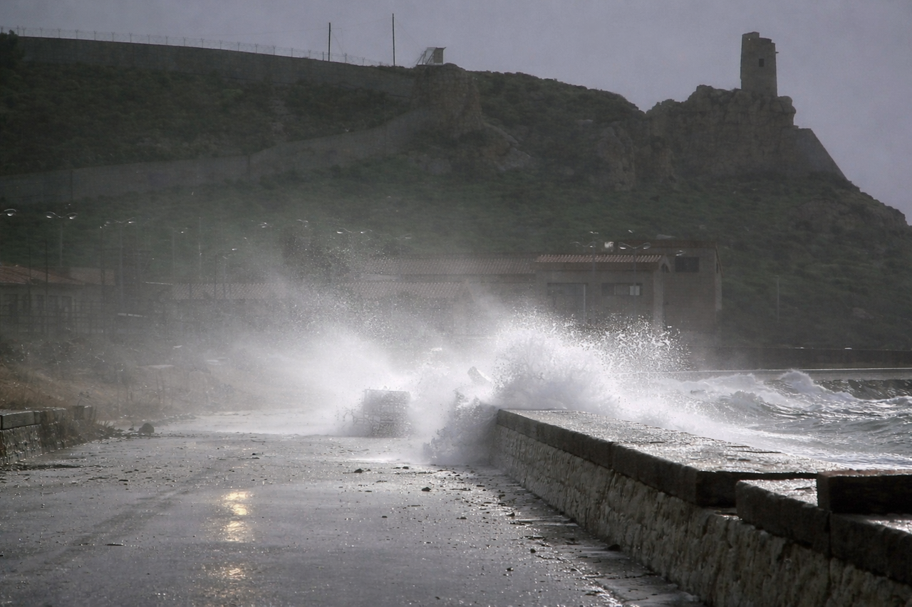 Il ciclone Deborah scatena la sua forza sull’Italia, crollano le temperature: in Sardegna venti di burrasca