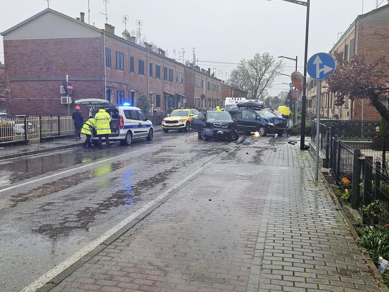 Scontro tra auto a Pontelagoscuro: tre feriti