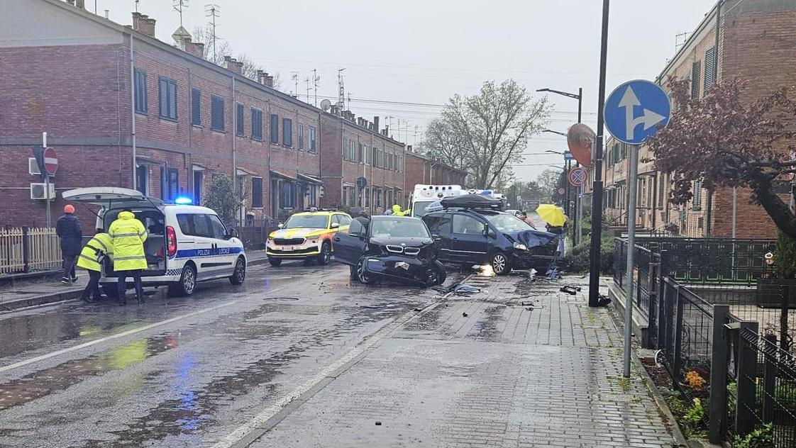 Scontro tra auto a Pontelagoscuro: tre feriti