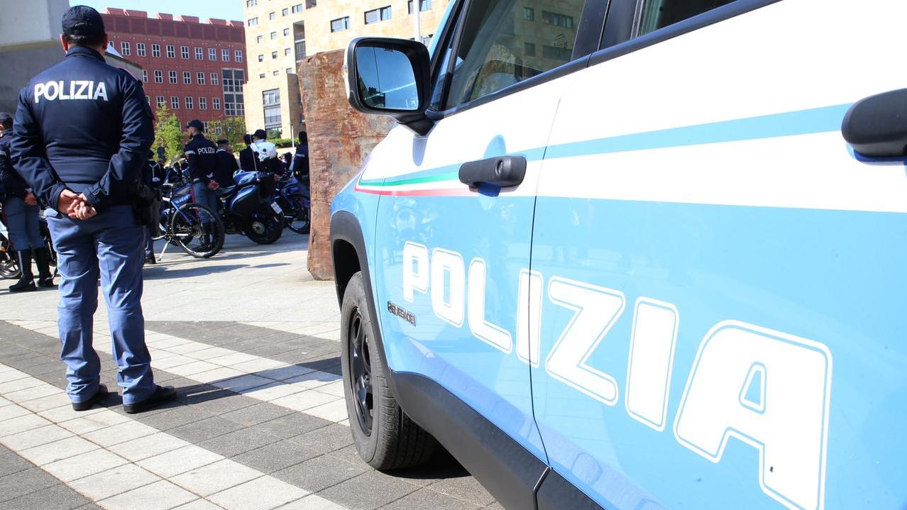 Tenta di aggredire una donna rifugiatasi in un bagno, uomo in escandescenza viene immobilizzato col taser