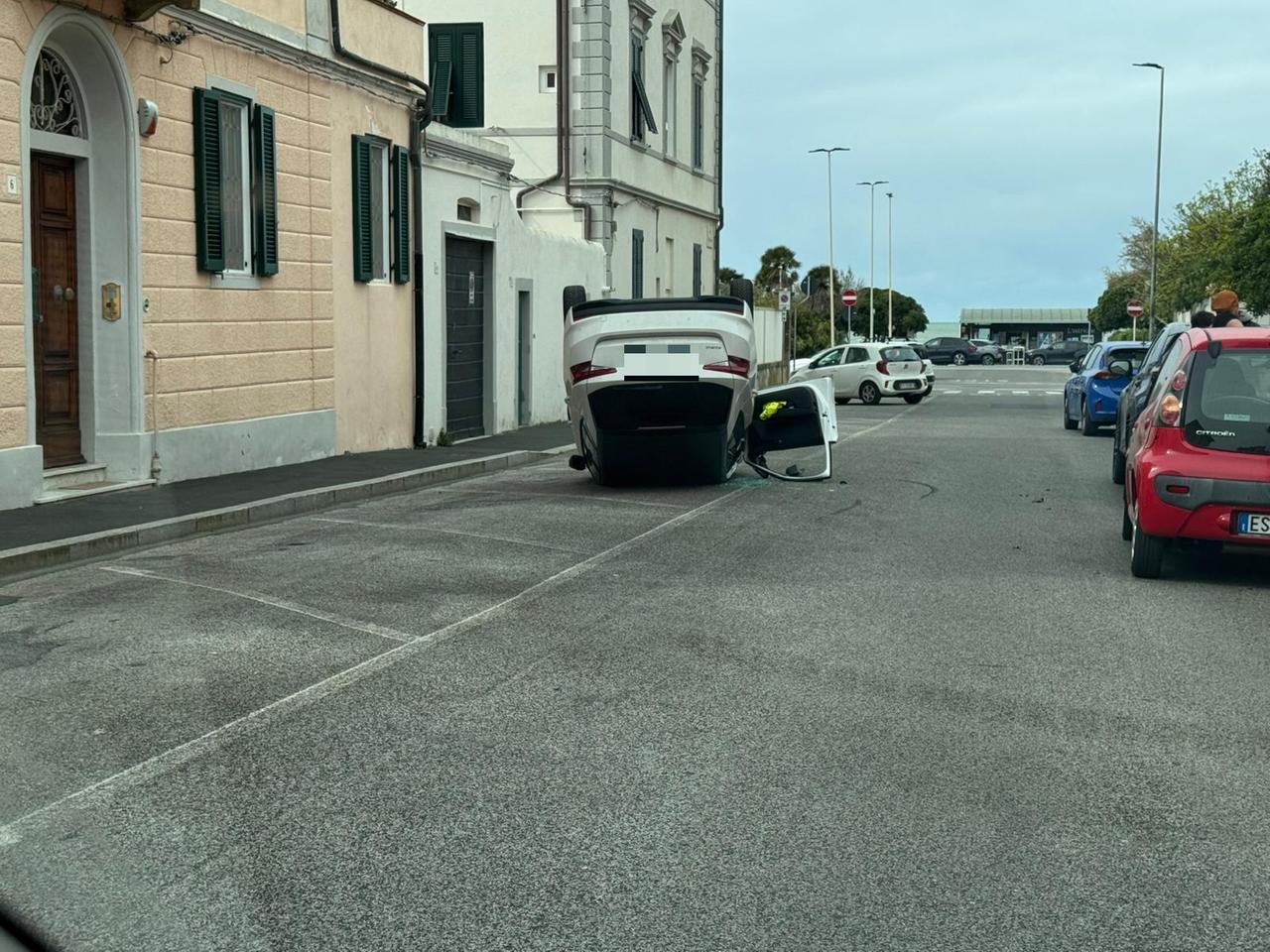 
	La macchina ribaltata in via del Felciaio a Livorno

