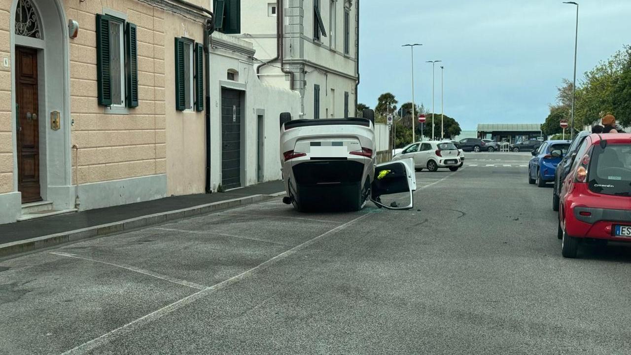 La macchina ribaltata in via del Felciaio a Livorno