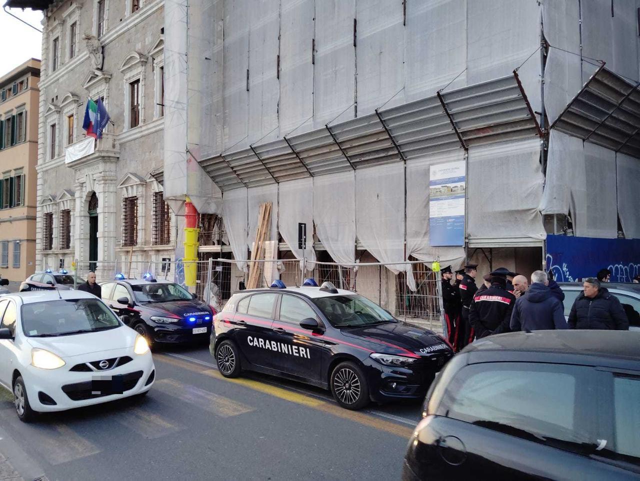 Pisa, operai occupano cantiere dell’Università: «Finché non ci pagano stiamo qui»