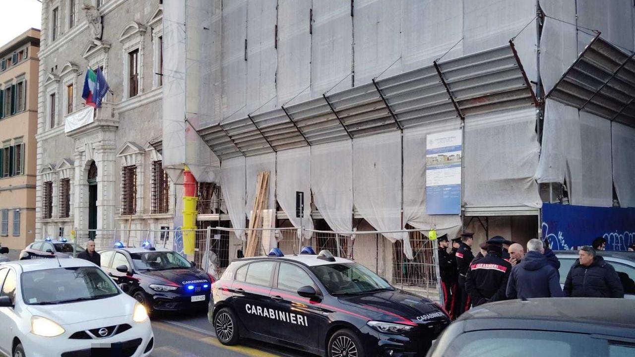 Pisa, operai occupano cantiere dell’Università: «Finché non ci pagano stiamo qui»