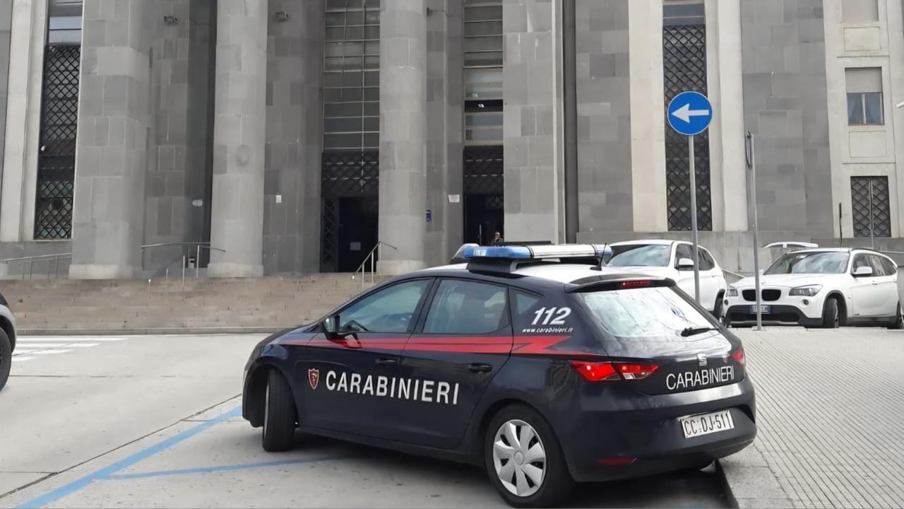 Maltrattamenti in famiglia e spaccio di droga: donna finisce in carcere