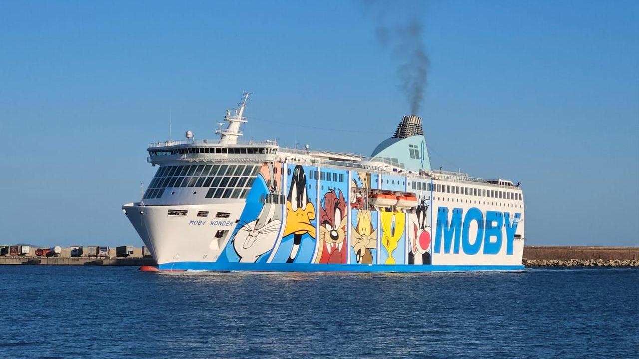 Porto Torres, mare in burrasca: navi bloccate e collegamenti saltati – ecco che cosa sta succedendo