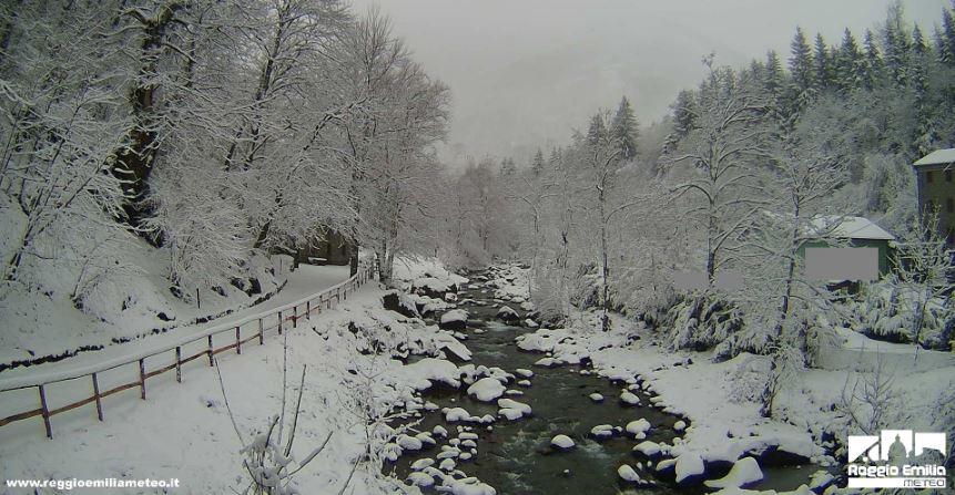 Risveglio imbiancato in Appennino: neve dai 600 metri, freddo intenso sul Cusna a -8°