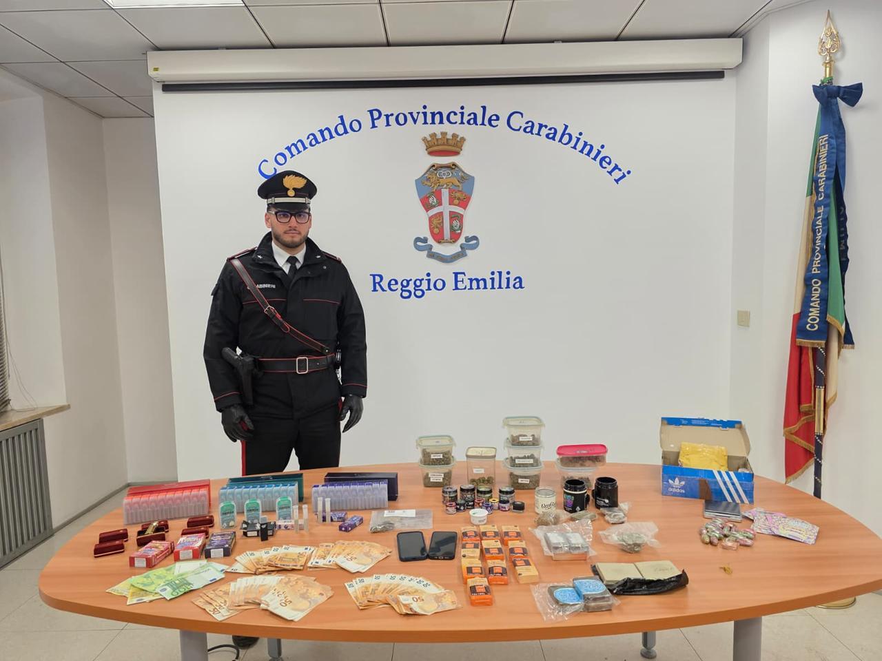 Un pacco dalla Spagna con dentro 20 ovuli di hascisc. Due arresti e il sequestro di oltre 2,5 chili di droga