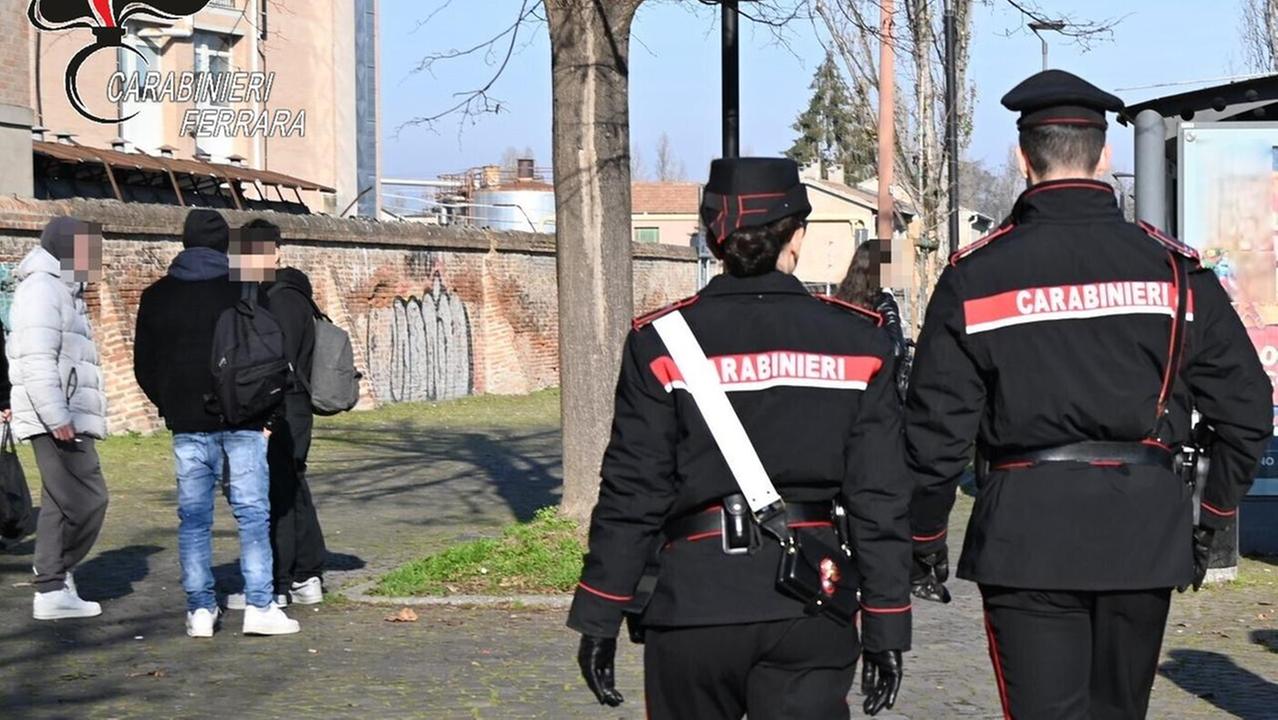 Adolescente derubato e ricattato a Ferrara