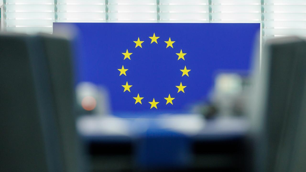 Parlamento europeo, approvata una nuova direttiva anticorruzione: l’Italia dovrà ripristinare il reato di abuso d’ufficio