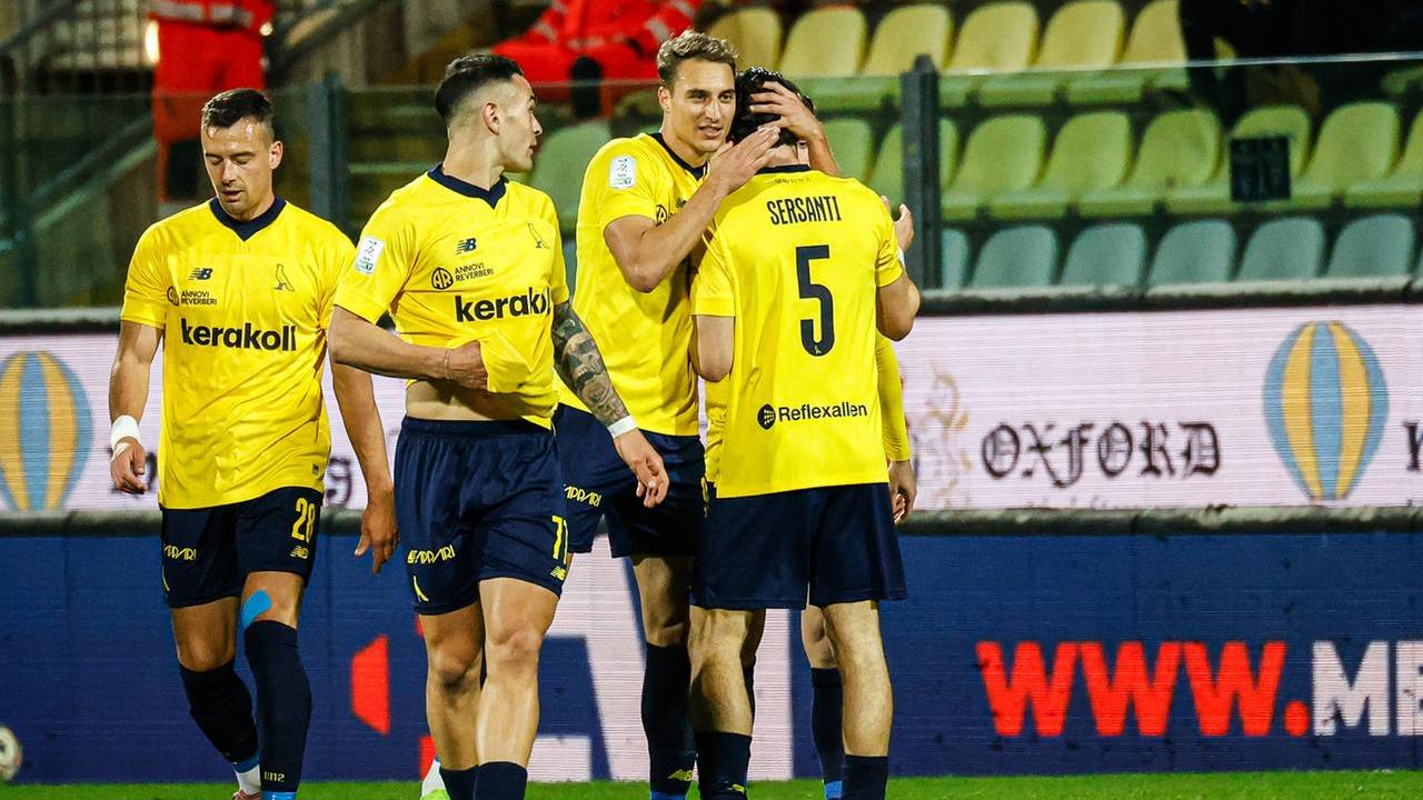 Il Modena esulta per la rete di Sersanti con il Mantova