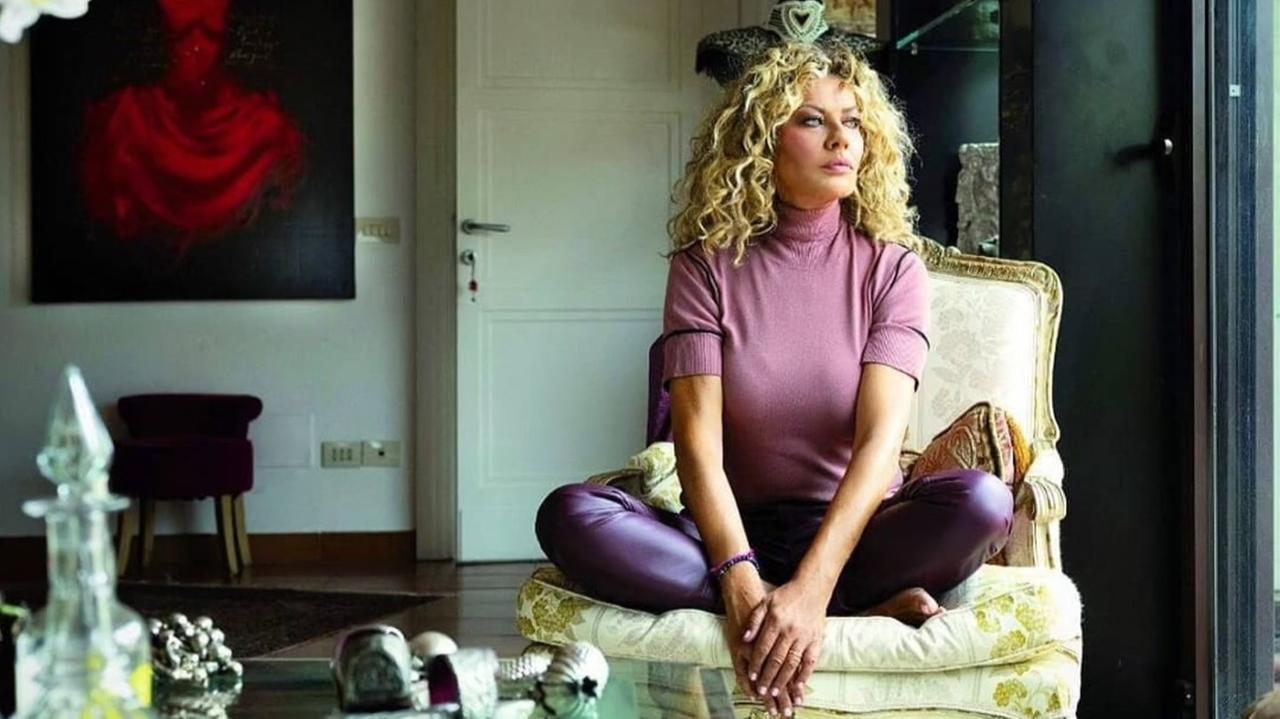 Eva Grimaldi operata d’urgenza: «Ho rischiato la vita per la protesi al seno»