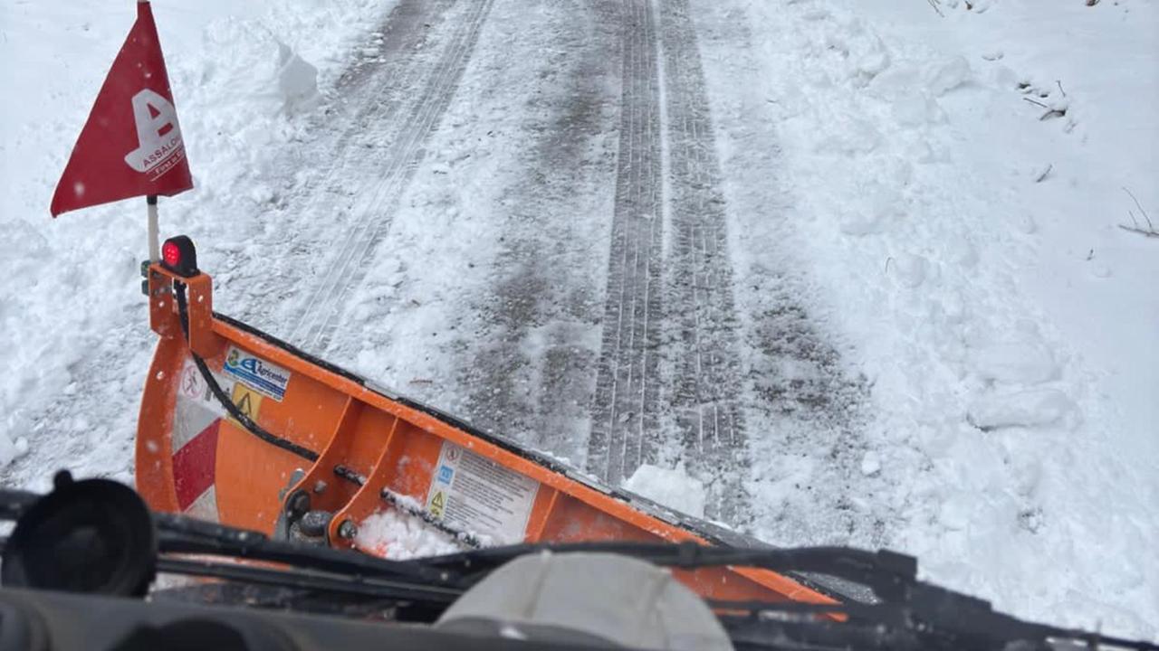 Una strada a santa Fiora imbiancata dalla neve